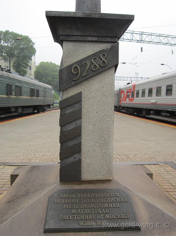 IMG_1702.JPG - Stazione di Vladivostok, capolinea della Transiberiana. La stele che indica la distanza da Mosca: km 9.288. Io ne ho fatti 9.630 (da Mosca)