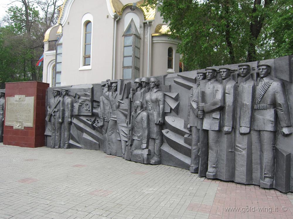 IMG_1751.JPG - Monumento presso il porto di Vladivostok