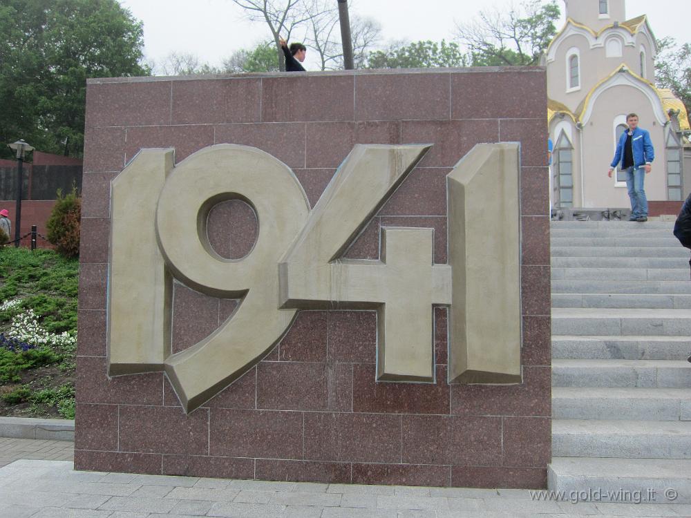 IMG_1783.JPG - Monumento alla II Guerra Mondiale presso il porto di Vladivostok: 1941...