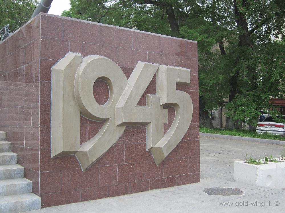 IMG_1784.JPG - Monumento alla II Guerra Mondiale presso il porto di Vladivostok: ... 1945