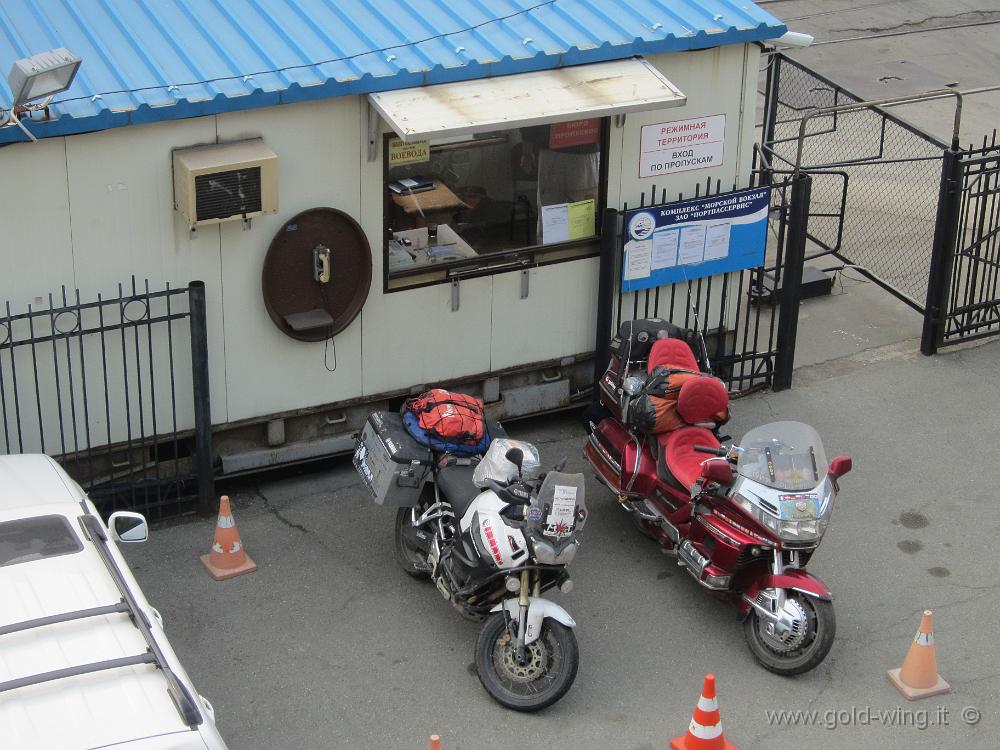 IMG_1826.JPG - ... tantomeno le moto, che restano parcheggiate in dogana