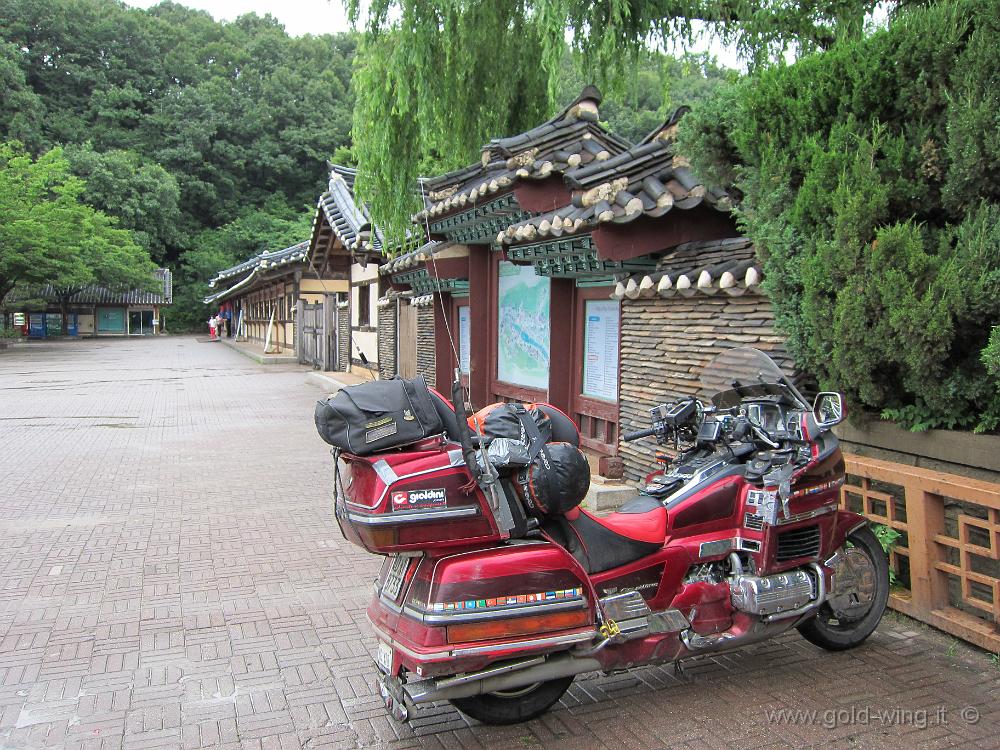 IMG_2249.JPG - Korea Folk Village - Parcheggio di fronte all'ingresso