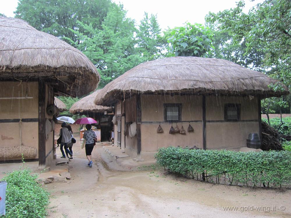 IMG_2304.JPG - Korea Folk Village - Continua a piovere