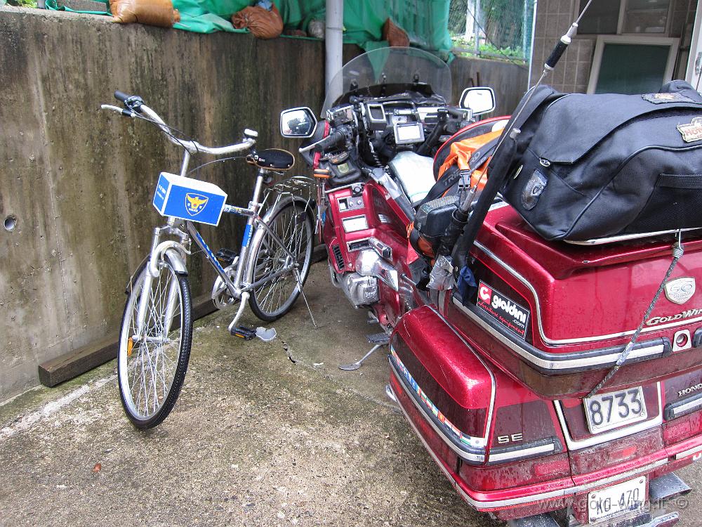 IMG_2539.JPG - Popchusa (Songnisan) - Il sicurissimo parcheggio: in una stazione di polizia. Accanto a me una bici della polizia