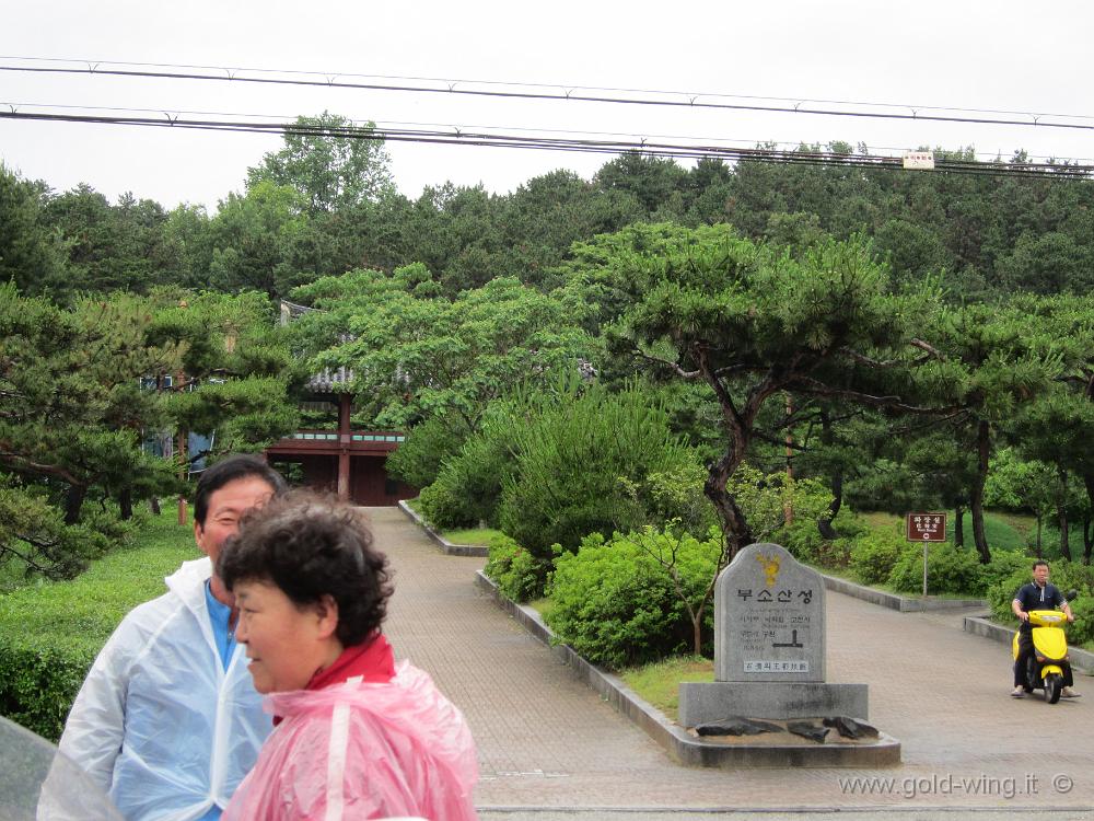 IMG_2571.JPG - Buyeo - Ingresso della fortezza del monte Buso (Busosanseong)