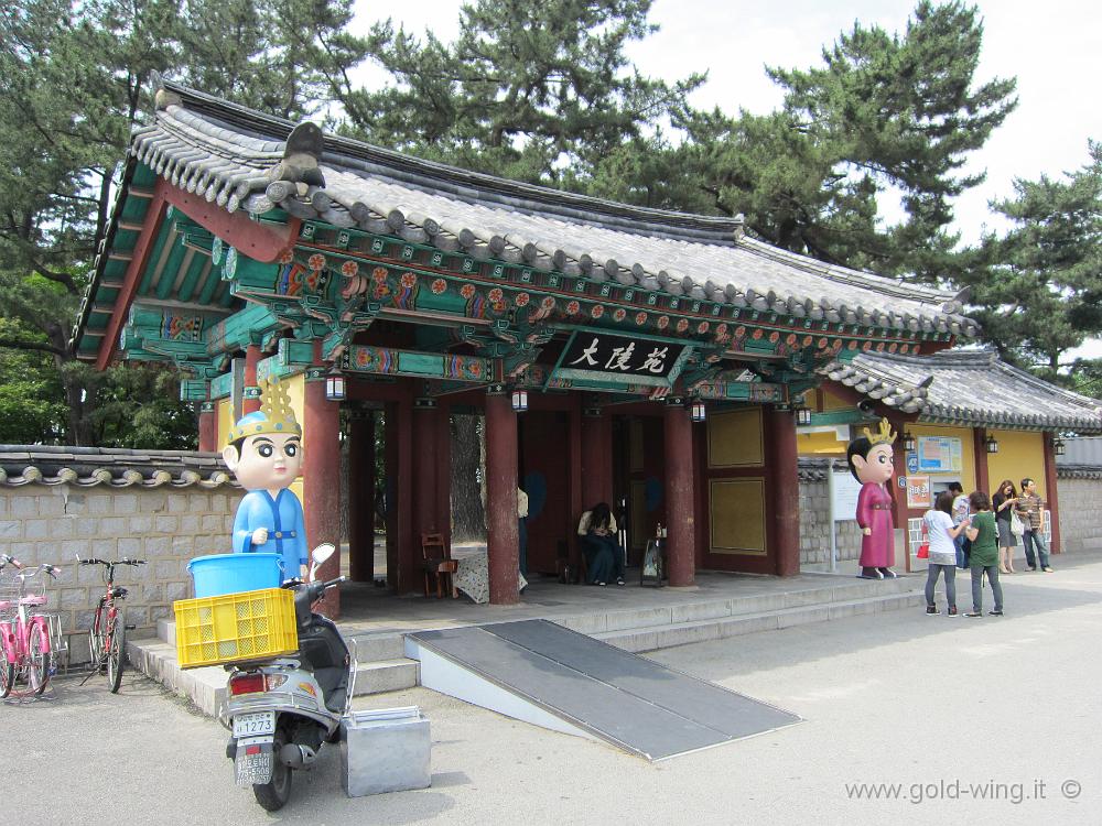 IMG_3250.JPG - Gyeongju - Parco delle tombe reali a tumulo (regno Silla)