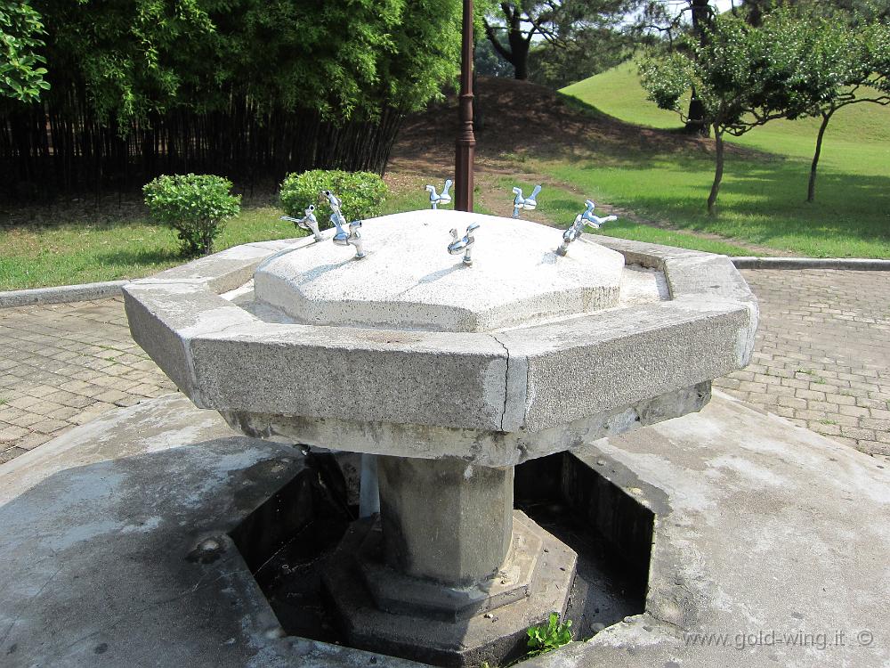 IMG_3319.JPG - Gyeongju - Parco delle tombe reali a tumulo: acqua!