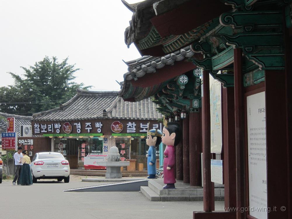 IMG_3370.JPG - Gyeongju - Ingresso del parco delle tombe reali a tumulo