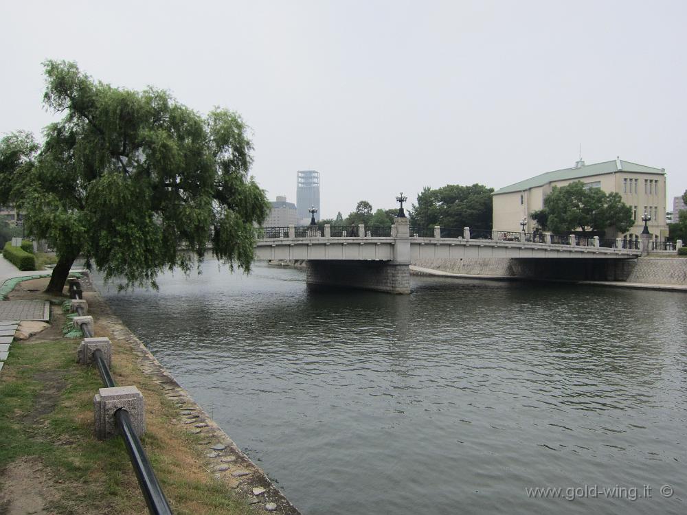 IMG_3871.JPG - Hiroshima - Il fiume accanto al Parco della Pace