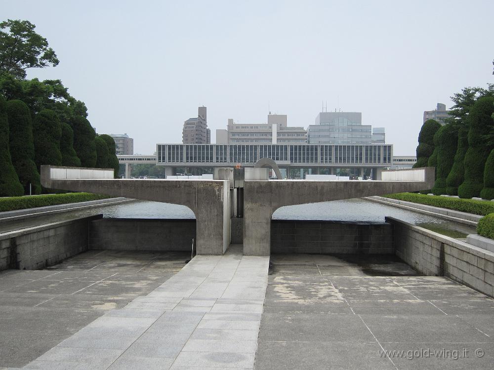 IMG_3878.JPG - Hiroshima - Parco della Pace: la Fiamma della Pace, che sarà spenta solo quando sarà distrutta l'ultima arma nucleare