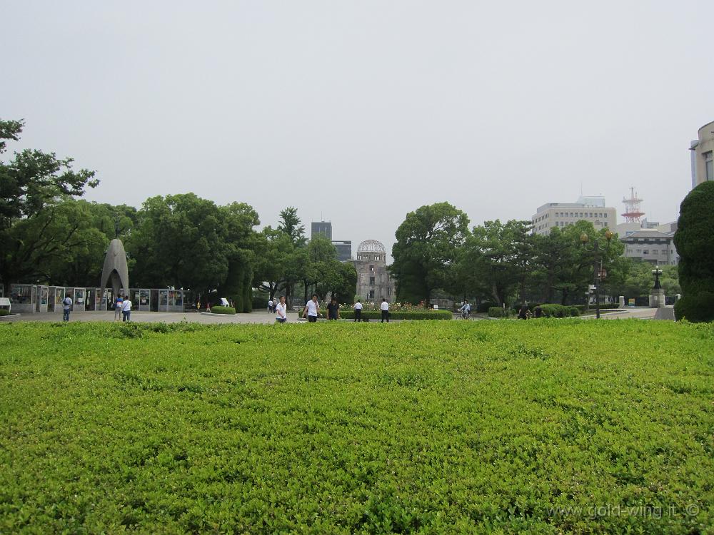 IMG_3881.JPG - Hiroshima - Parco della Pace; sullo sfondo, il Dome