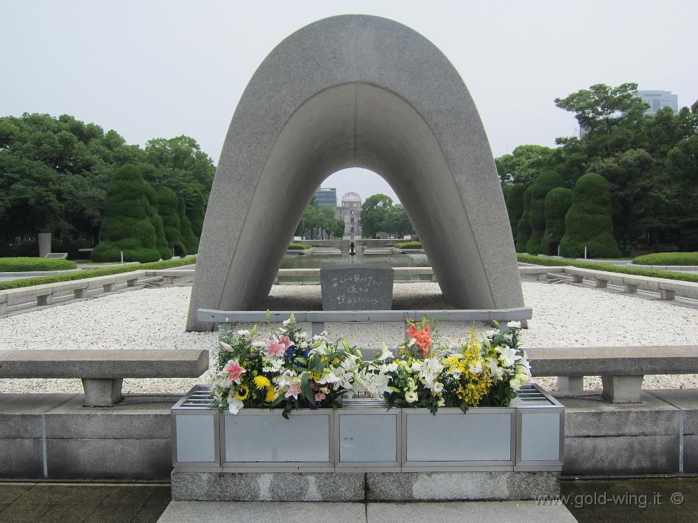 IMG_3890.JPG - Hiroshima - Parco della Pace: il cenotafio delle vittime della bomba atomica (sullo sfondo, il Dome)