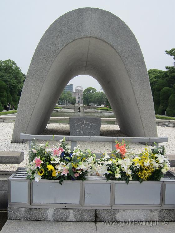 IMG_3891.JPG - Hiroshima - Parco della Pace: il cenotafio delle vittime della bomba atomica (sullo sfondo, il Dome)