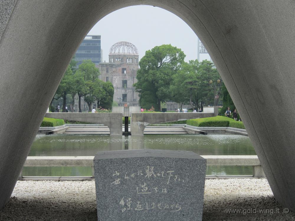 IMG_3892.JPG - Hiroshima - Parco della Pace: il cenotafio delle vittime della bomba atomica (sullo sfondo, il Dome)