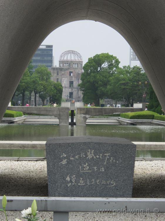 IMG_3893.JPG - Hiroshima - Parco della Pace: il cenotafio delle vittime della bomba atomica (sullo sfondo, il Dome)