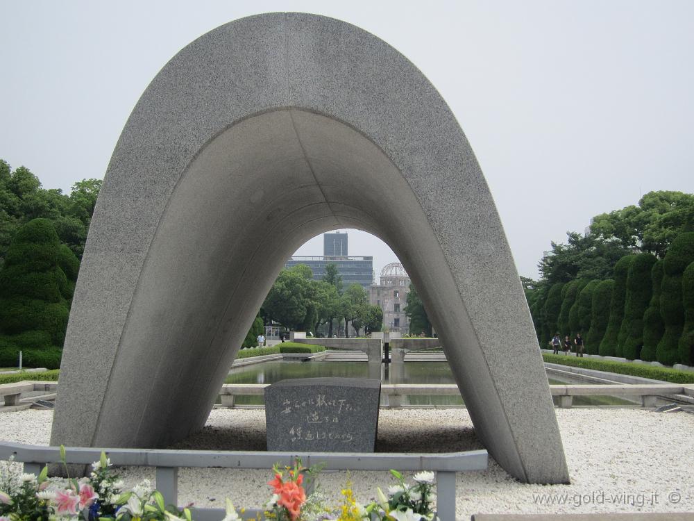 IMG_3894.JPG - Hiroshima - Parco della Pace: il cenotafio delle vittime della bomba atomica (sullo sfondo, il Dome)