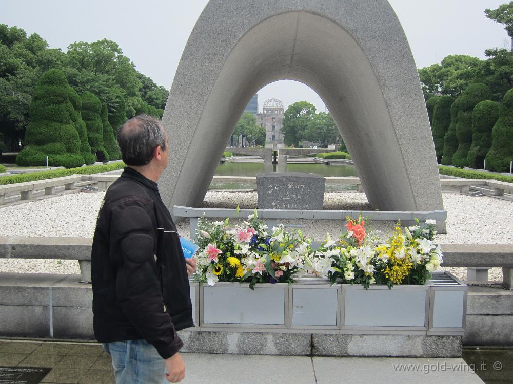 IMG_3896.JPG - Hiroshima - Parco della Pace: il cenotafio (sullo sfondo, il Dome). Mai più