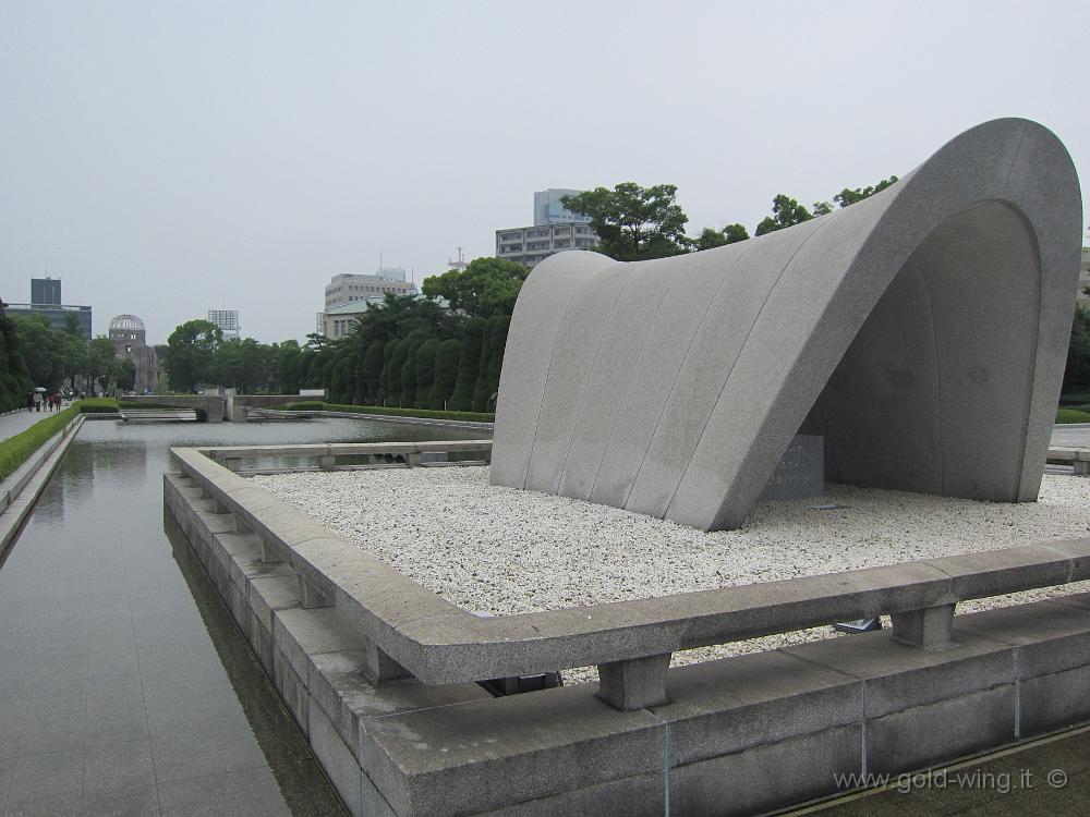 IMG_3899.JPG - Hiroshima - Parco della Pace: il cenotafio (sullo sfondo, il Dome)