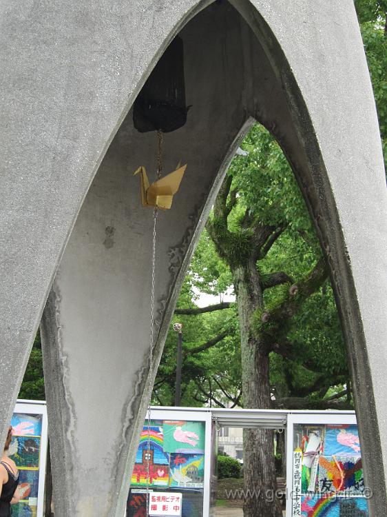 IMG_3913.JPG - Hiroshima - Parco della Pace: il monumento per la Pace dei Bambini (a forma di gru)