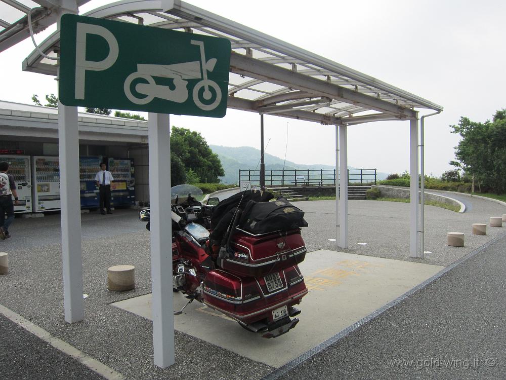 IMG_3954.JPG - Autostrada Sanyo, sud isola di Honshu - Il solito parcheggio, riservato e coperto, per le moto