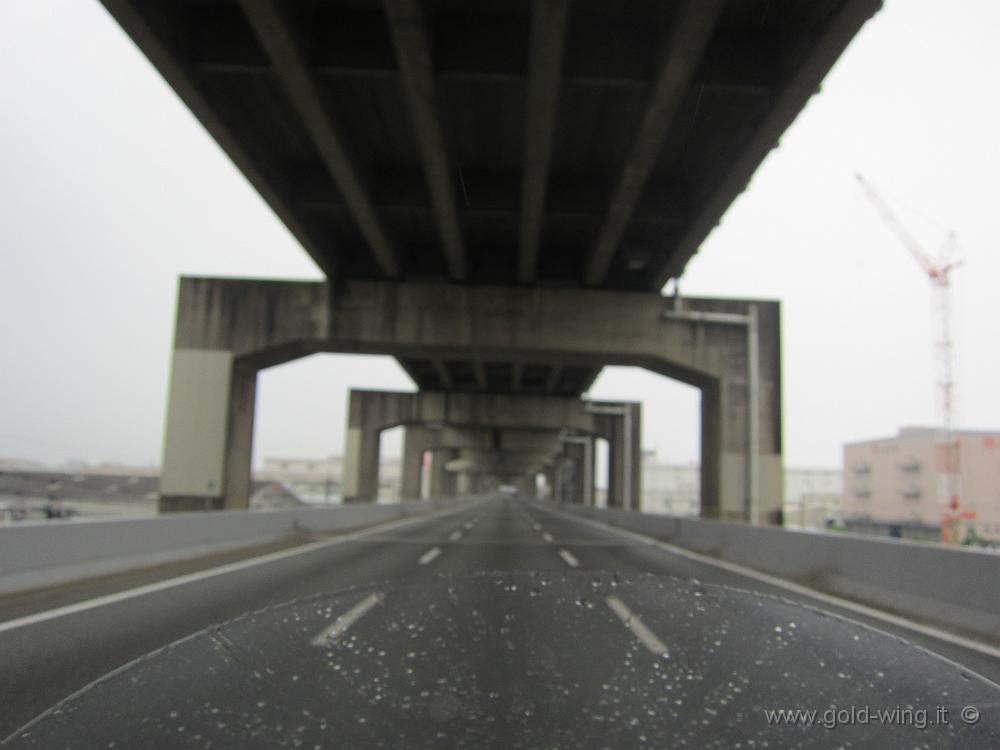 IMG_3979.JPG - Fukuoka - Autostrada e due livelli: piove, ma per fortuna io sto sotto