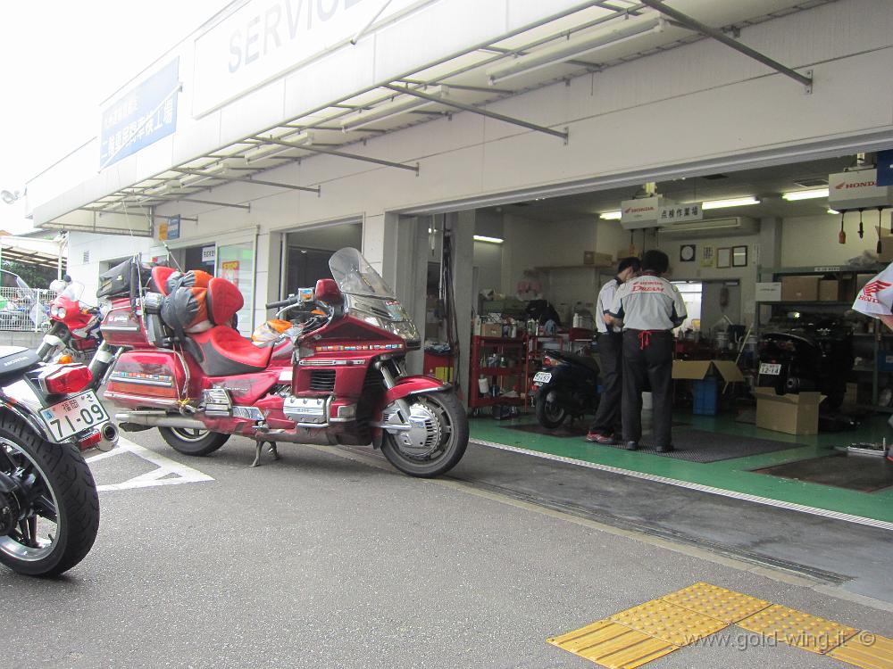 IMG_3992.JPG - Fukuoka - Honda Dream: non trovano le mie gomme!