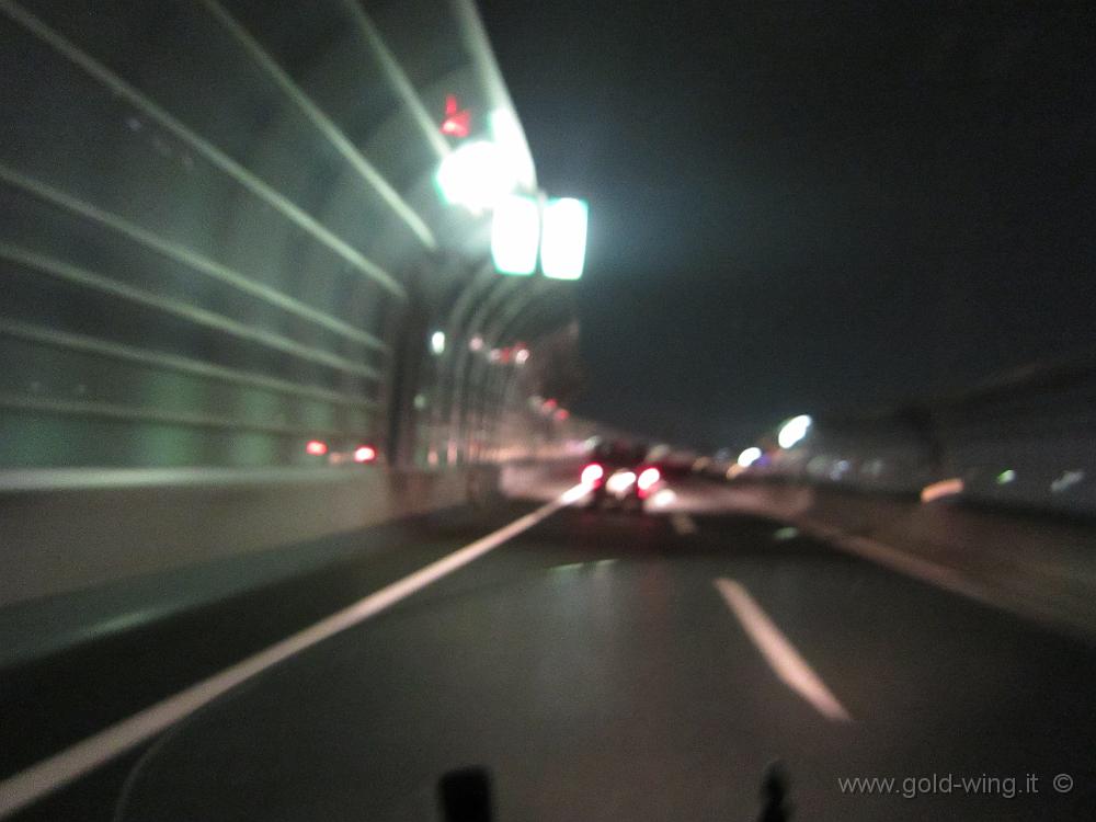 IMG_4003.JPG - Fukuoka - Verso l'albergo, alle 22.30, seguendo l'auto di uno dei meccanici