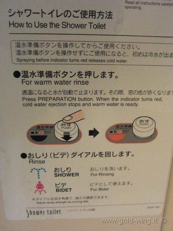 IMG_4007.JPG - Fukuoka - In albergo, la solita tazza-bidet: istruzioni chiare