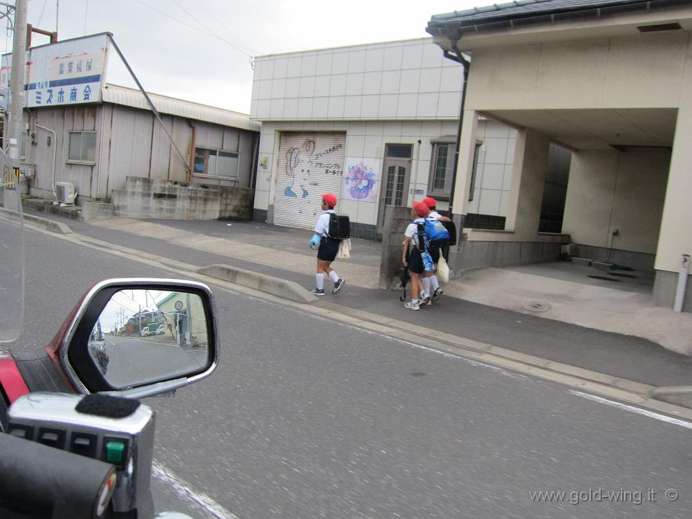 IMG_4242.JPG - Tarumizu - Bambini che vanno a scuola