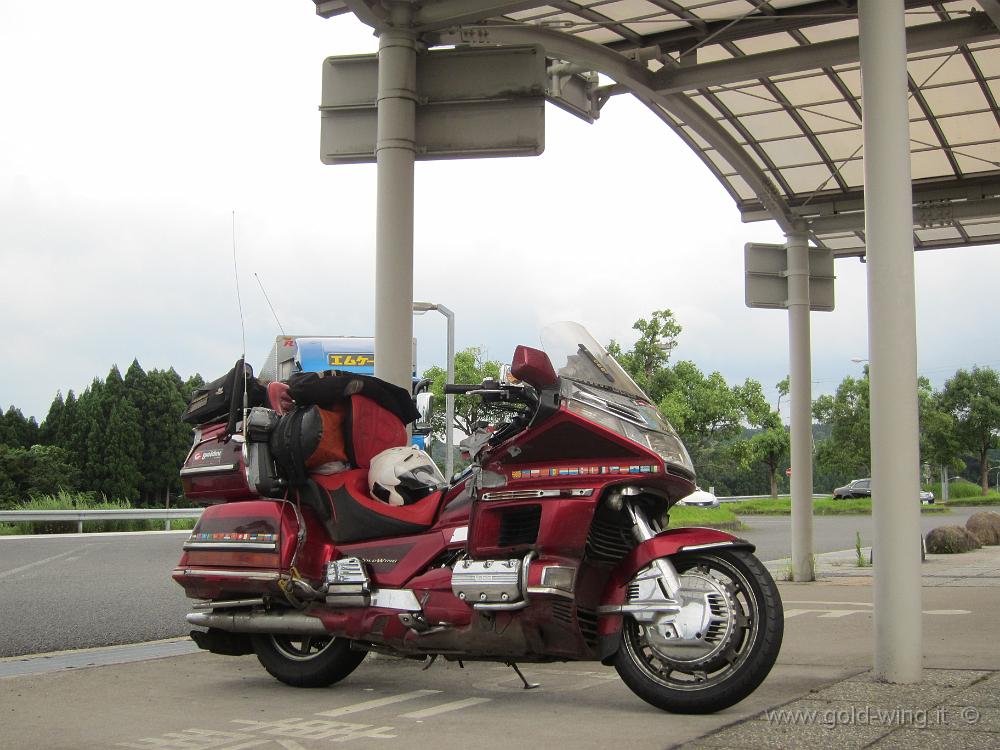 IMG_4418.JPG - Costa est di Kyushu - Autostrada Higashikyushu: il solito parcheggio riservato alle moto