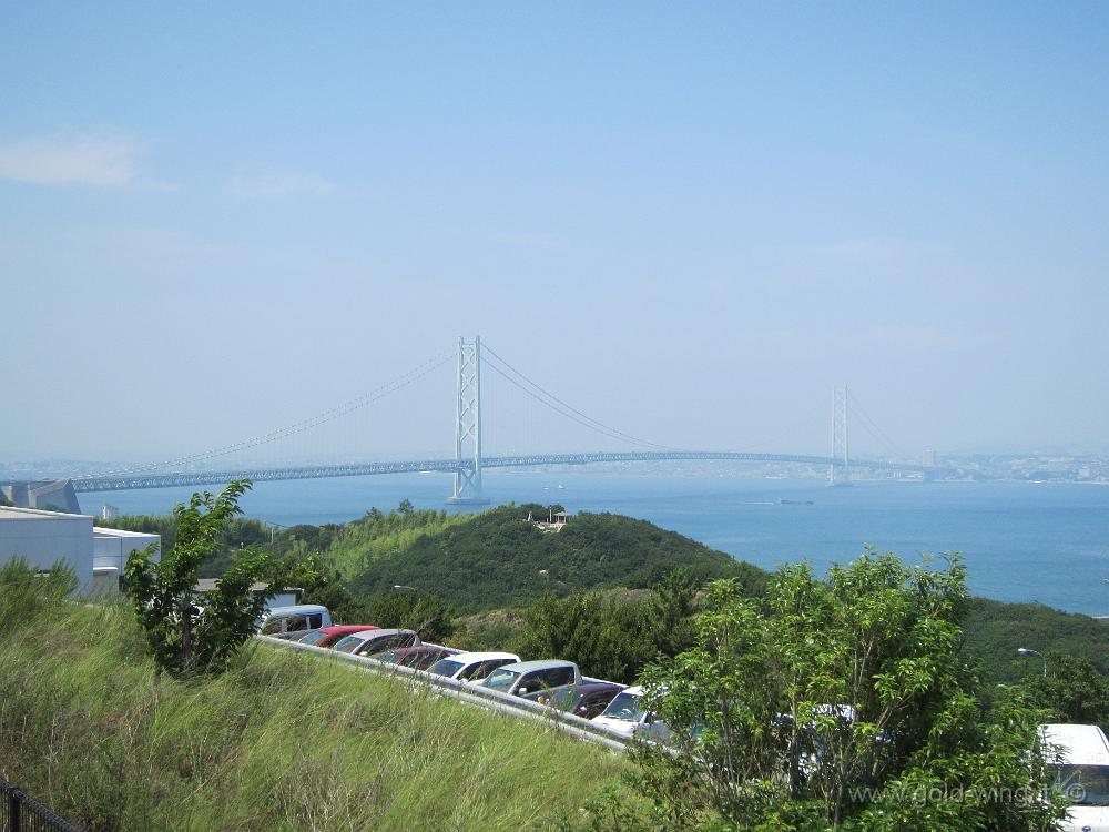 IMG_4536.JPG - Il ponte Akashi-Kaikyo, il ponte sospeso più lungo del mondo (m 1.991), tra le isole di Awaji e Honshu