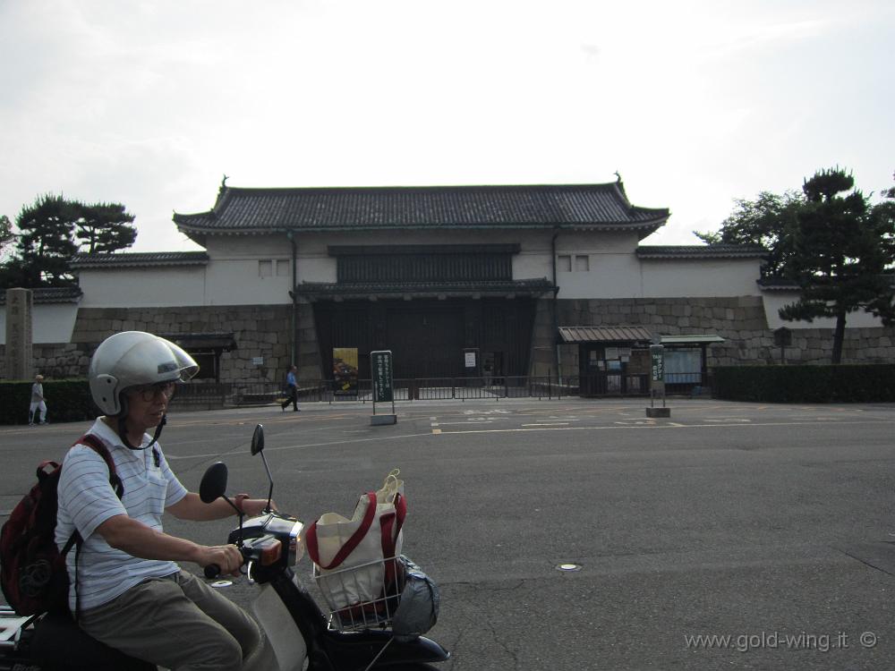 IMG_4676.JPG - Kyoto. Anche i giapponesi indossano male il casco