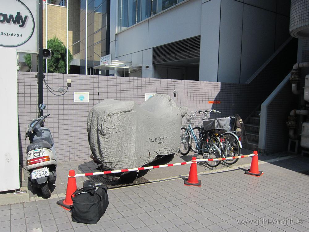 IMG_4744.JPG - Kyoto - Il parcheggio moto davanti all'albergo