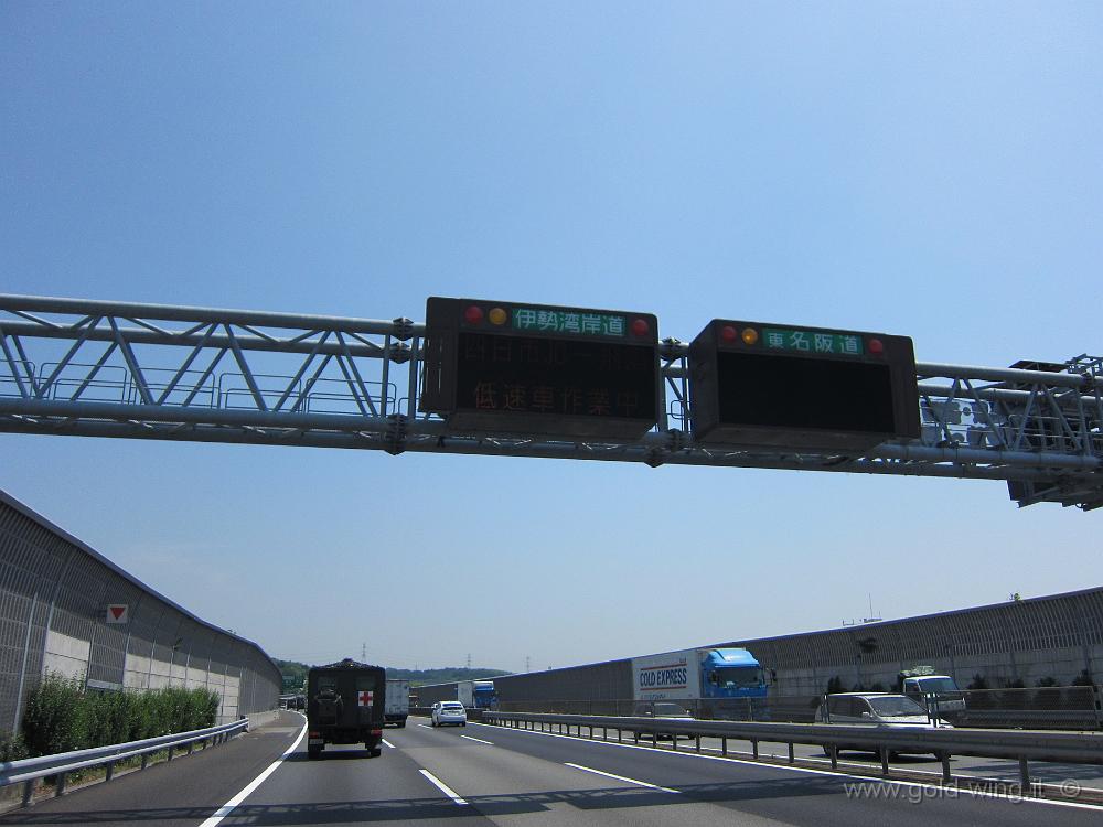 IMG_4770.JPG - A sud di Nagoya, autostrada Higashi-Meihan - Chissà che dicono quei cartelli