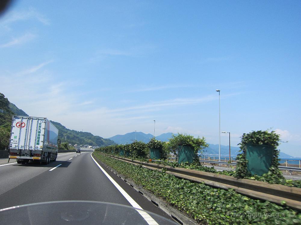 IMG_4821.JPG - Autostrada Tomei - A 35 km dal Monte Fuji (m 3.776)