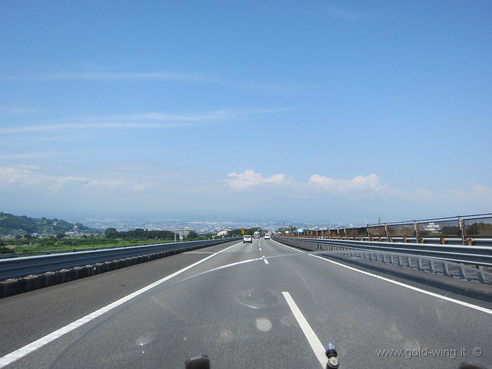 IMG_4824.JPG - Autostrada Tomei - A 24 km dal Monte Fuji (m 3.776)