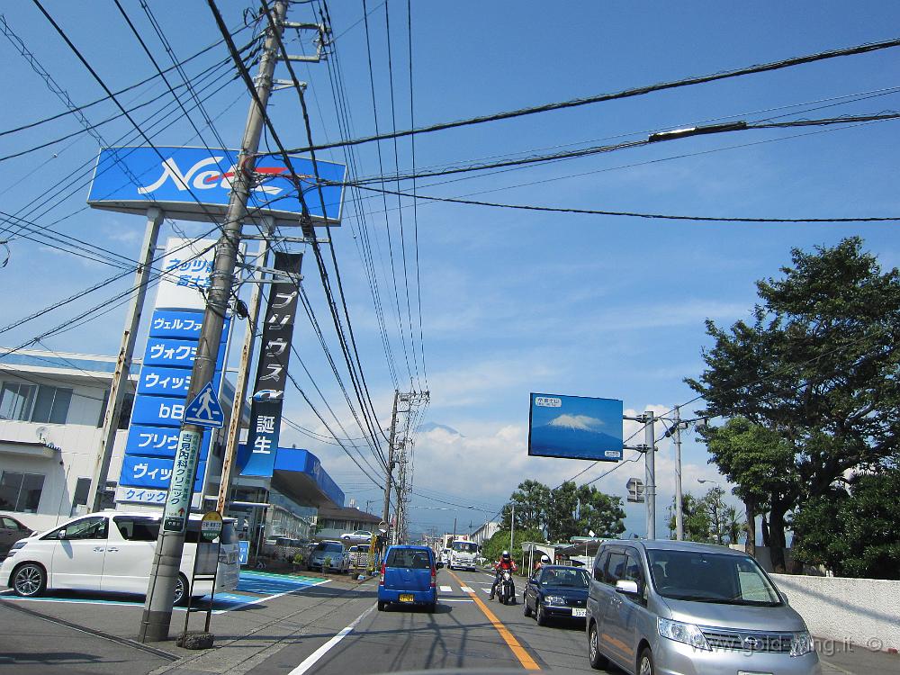 IMG_4830.JPG - Salita verso il Monte Fuji: a 16,5 km, quota m 220 - Ma non si vede: accontentatevi della foto nel cartello