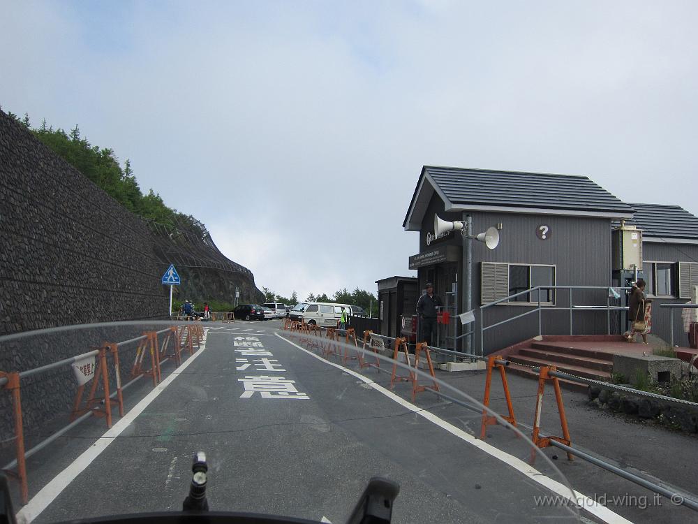 IMG_4887.JPG - Salita verso il Monte Fuji: a 2,8 km dalla cima, quota m 2.400, finisce la strada