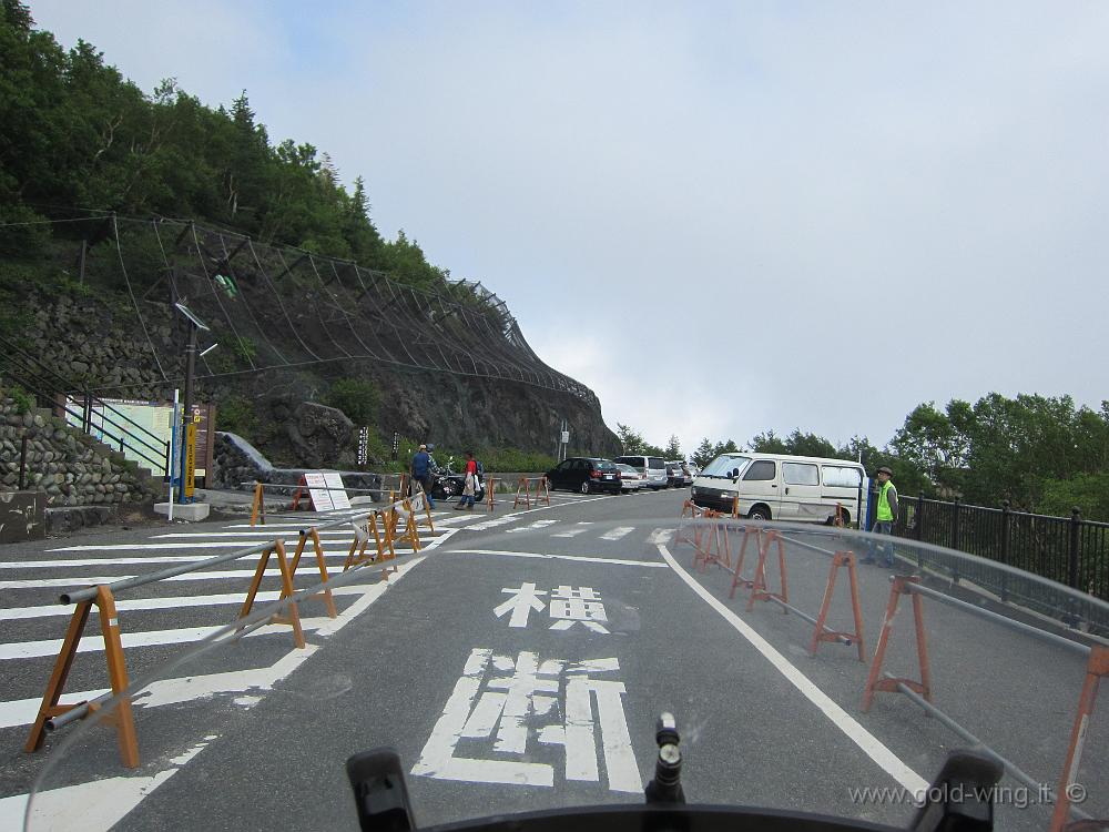 IMG_4888.JPG - Salita verso il Monte Fuji: a 2,8 km dalla cima, quota m 2.400, finisce la strada (versante sud)