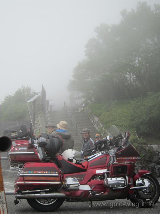 IMG_4895.JPG - Monte Fuji: quota m 2.400, versante sud. Cala la nebbia e non si vede nulla