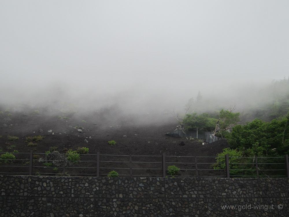 IMG_4901.JPG - Monte Fuji: quota m 2.400, versante sud. Cala la nebbia e non si vede nulla