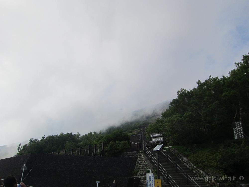 IMG_4919.JPG - Monte Fuji: quota m 2.400, versante sud. Cala la nebbia e non si vede nulla