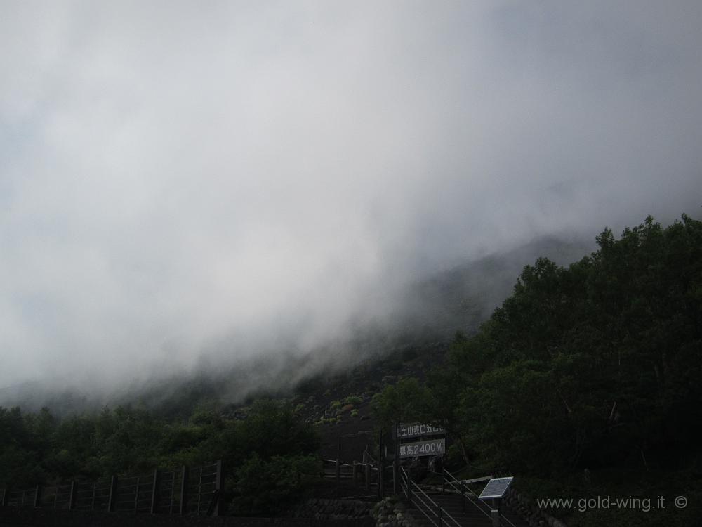 IMG_4920.JPG - Monte Fuji: quota m 2.400, versante sud. Cala la nebbia e non si vede nulla