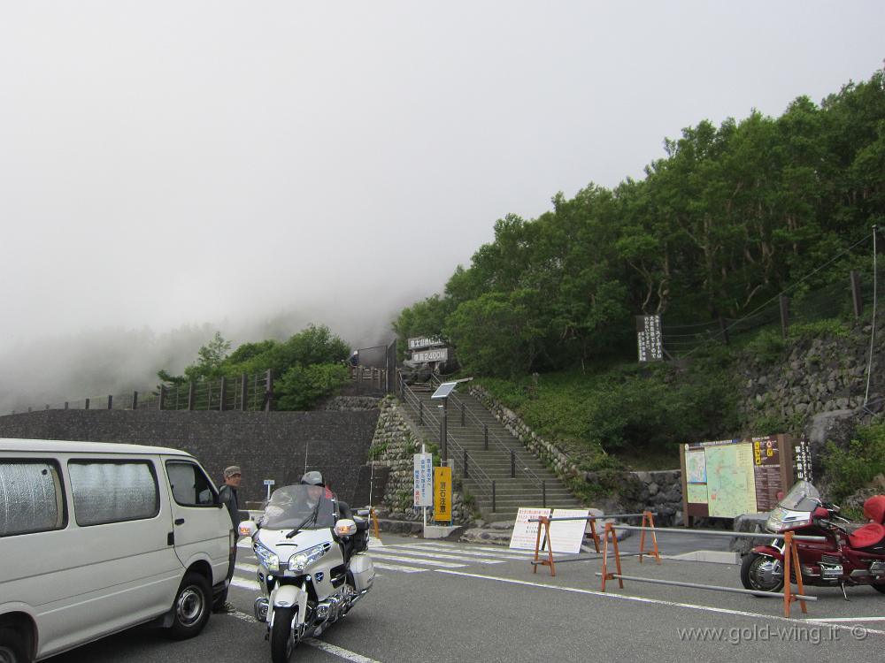 IMG_4922.JPG - Monte Fuji: quota m 2.400, versante sud. Le Gold Wing giapponesi ripartono