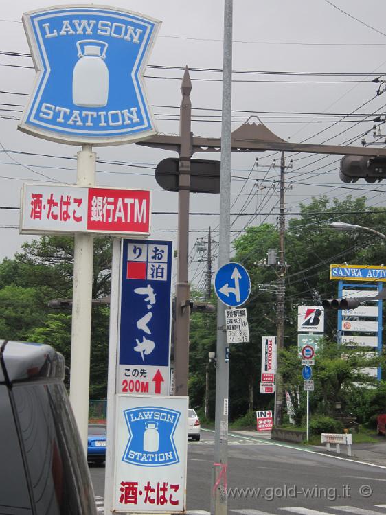 IMG_5038.JPG - Monte Fuji - "Lawson Station": molto comode e fornite