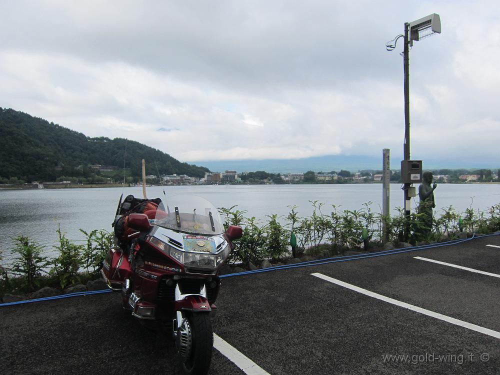 IMG_5111.JPG - Monte Fuji, lago Kawaguchi (m 850) - Vista del vulcano... dietro le nubi