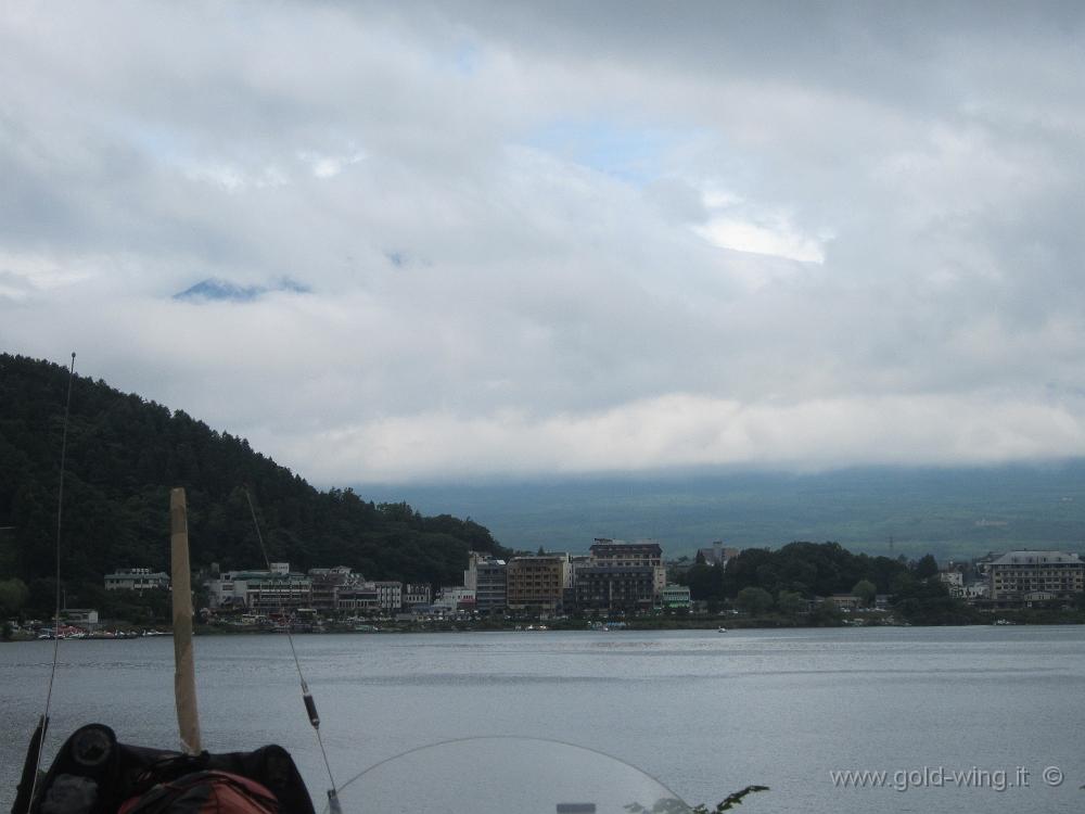 IMG_5112.JPG - Monte Fuji, lago Kawaguchi (m 850) - Vista del vulcano... dietro le nubi