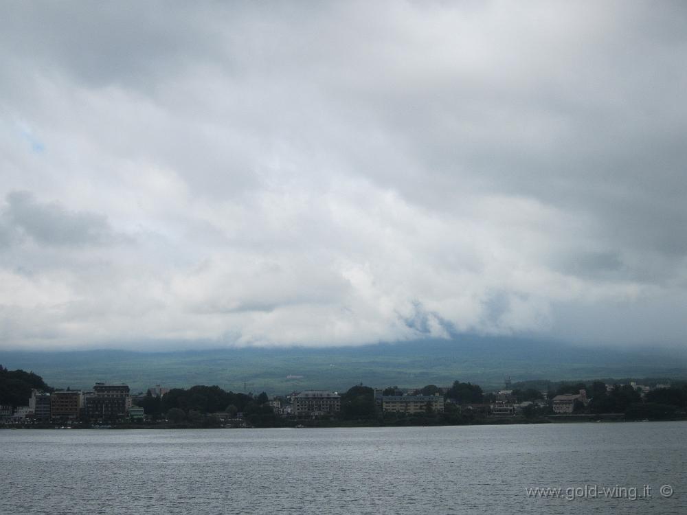 IMG_5118.JPG - Monte Fuji, lago Kawaguchi (m 850) - Vista del vulcano... dietro le nubi