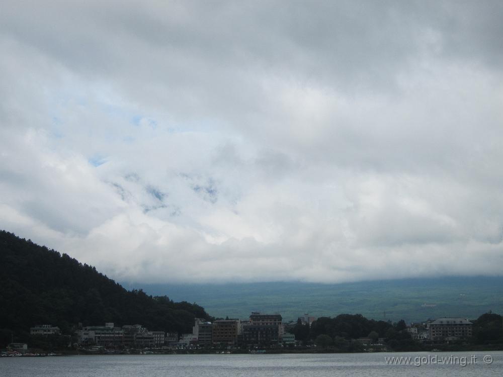 IMG_5120.JPG - Monte Fuji, lago Kawaguchi (m 850) - Vista del vulcano... dietro le nubi