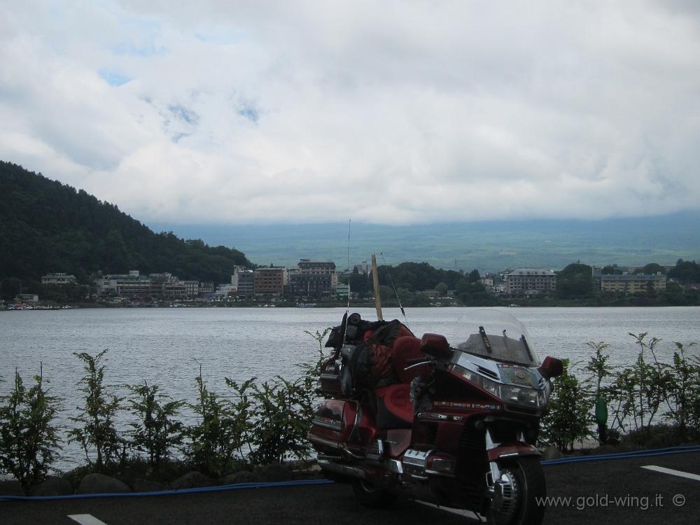 IMG_5121.JPG - Monte Fuji, lago Kawaguchi (m 850) - Vista del vulcano... dietro le nubi